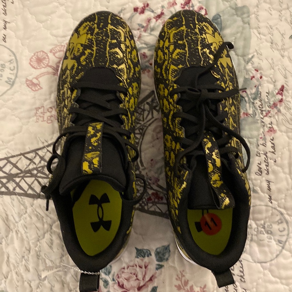 Mens shoes, I believe they are cleats.